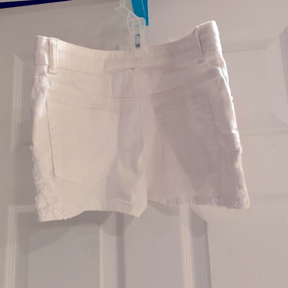 Girls Crazy 8 White Jean Shorts - Picture 2 of 3